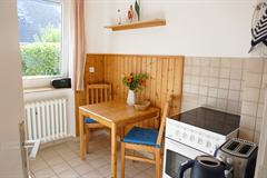 Küche mit Ceranfeld, Backofen und Kühlschrank