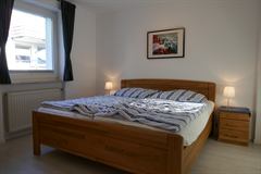 Schlafzimmer mit Doppelbett, 1,80 m x 2 m