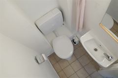 Separate Toilette mit Waschbecken im Erdgeschoss