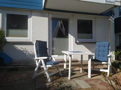 Ruhige Ost-Terrasse mit Tisch und Stühlen