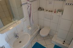Modernes Badezimmer mit Dusche