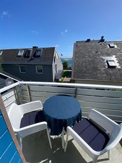 Ost-Balkon mit Tisch und Stühlen